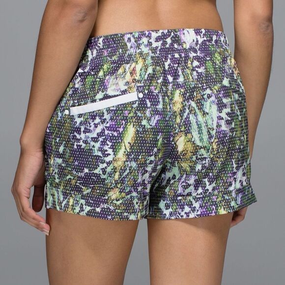 Lululemon Spring Break Away Short in Floral Sport White Multi - Picture 3 of 12
